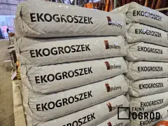 Stos worków ekogroszku. Zastanawiasz się, ile kosztuje ekogroszek? Tutaj znajdziesz odpowiedź.