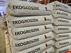 Stosy worków z ekogroszkiem "Popularny". Szukasz, gdzie kupić ekogroszek? Oto odpowiedź!